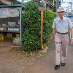 2015-08-09-13-10 花小金井 東京街道を歩くおじいちゃん<br>花の家の近くでおじいちゃんとしゃぶしゃぶ食べ放題を食べて花の家でおばあちゃんも交えてお話をした