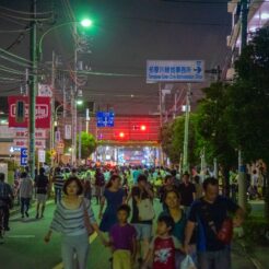 2015-08-15-20-19 六郷土手 混雑する駅前の道路<br>花火の祭典