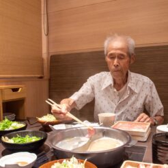 2015-08-09-12-21 花小金井 しゃぶしゃぶ食べ放題を楽しむおじいちゃん<br>花の家の近くでおじいちゃんとしゃぶしゃぶ食べ放題を食べて花の家でおばあちゃんも交えてお話をした