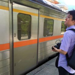 2016-08-14-09;37台湾 新北市平渓区 十分車站 ホームで待つ COTA<br>十分老街から台鉄平渓線で瑞芳から九份で家庭料理、龍山寺・中正紀念堂と夜は皇廷料理を食べて士林夜市・五分埔へ