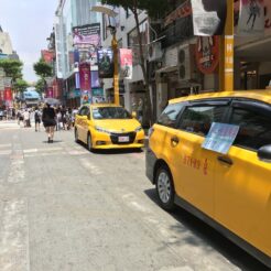 2016-08-16-12;08台湾 台北市万華区 西門町 客待ちのタクシー<br>連泊したホテルを出て行天宮から台北小米之家（シャオミの店）に行き、西門町のCD屋さんで日本の声優のCDを探しつつ桃園空港から帰路