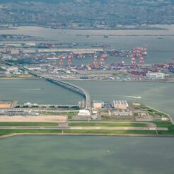 2016-09-23 11;04 神戸空港 上空<br>ホテルケーニヒスクローネ くまポチ邸に泊まり神戸の街と有馬温泉経由で六甲山、芦屋川や西宮北口、甲子園を巡った