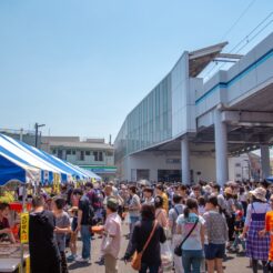 2017-05-21 12;45 雑色駅 駅前暫定広場のイベント<br>横須賀の祭りへ