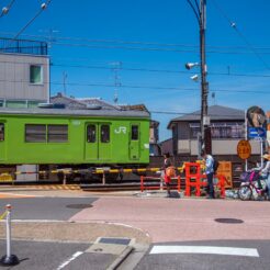 2017-06-09 10;19 伏見駅付近のJR奈良線の踏切<br>京都洛西から京阪で難波、天王寺のマリオット都ホテルに泊まり梅田・天神橋筋、和歌山電鉄たま電車に乗る旅