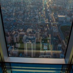 2017-06-09 18;28 天王寺 あべのハルカス 展望台からガラス越しの風景<br>京都洛東から京阪で難波、天王寺のマリオット都ホテルに泊まり梅田・天神橋筋、和歌山電鉄たま電車に乗る旅