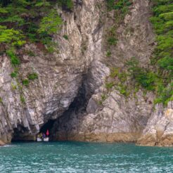 2017-08-14 11;39 宮古 浄土ヶ浜から出ている遊覧船から見える陸中海岸の青の洞窟<br>青森の弘前から五所川原でやってまれ丼、盛岡と宮古・浄土ヶ浜、田老と岩泉 龍泉洞を巡る旅