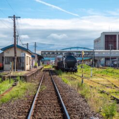 2017-08-13 14;54 五所川原 津軽鉄道のホームと車庫<br>青森の弘前から五所川原でやってまれ丼、盛岡と宮古・浄土ヶ浜、田老と岩泉 龍泉洞を巡る旅