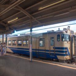 2017-08-13 13;38 板柳駅 行き違いをする五能線<br>青森の弘前から五所川原でやってまれ丼、盛岡と宮古・浄土ヶ浜、田老と岩泉 龍泉洞を巡る旅