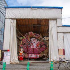 2017-08-13 11;42 弘前駅 駅右手に展示された弘前ねぷた<br>青森の弘前から五所川原でやってまれ丼、盛岡と宮古・浄土ヶ浜、田老と岩泉 龍泉洞を巡る旅