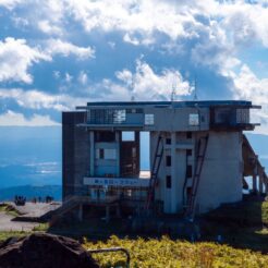 2017-10-30 13;00 箱根駒ヶ岳 廃墟のような箱根駒ヶ岳ロープウェーの駒ヶ岳山頂駅<br>箱根登山鉄道やケーブルカー・ロープウェイで芦ノ湖に泊まり、箱根駒ヶ岳、海賊船で芦ノ湖、大涌谷を回った