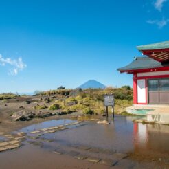 2017-10-30 12;56 箱根駒ヶ岳 箱根元宮と富士山<br>箱根登山鉄道やケーブルカー・ロープウェイで芦ノ湖に泊まり、箱根駒ヶ岳、海賊船で芦ノ湖、大涌谷を回った