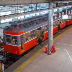 2017-10-30 18;53 箱根湯本駅 駅のカフェから見る箱根登山鉄道の電車とホーム<br>箱根登山鉄道やケーブルカー・ロープウェイで芦ノ湖に泊まり、箱根駒ヶ岳、海賊船で芦ノ湖、大涌谷を回った