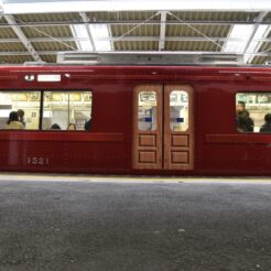 2018-02-25 15;19 京急川崎 大師線 京急120年のあゆみ号 1号車側面<br>京急120年のあゆみ号（ラッピング）