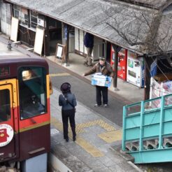 2018-02-12 11;42 群馬県みどり市 わたらせ渓谷鉄道 神戸駅 跨線橋と物売りの人<br>わたらせ渓谷鉄道で足尾銅山へ向かう