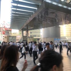 2018-06-22 18;10 品川駅 港南口を行き交う人々<br>駅を行く人