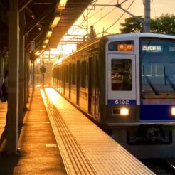 2018-07-08 18;39 花小金井駅 夕陽<br>西武線の電車