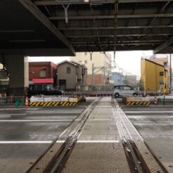 2019-03-03 15;53 産業道路駅 廃止された産業道路の踏切<br>川崎市・大師線の連続立体交差事業で地下化された産業道路駅（大師橋駅に改称予定）と発生した問題に対応中の様子