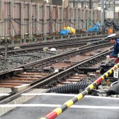 2019-03-03 16;14 産業道路駅 地下化すぐに問題が発生して手動で運用している<br>川崎市・大師線の連続立体交差事業で地下化された産業道路駅（大師橋駅に改称予定）と発生した問題に対応中の様子