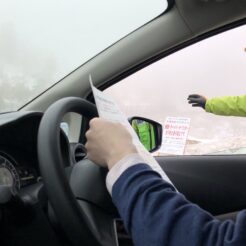 2019-04-29 15;23 吾妻郡嬬恋村 浅間・白根・志賀さわやか街道 草津白根山噴火による交通規制を行っている旨をお知らせする誘導員の方<br>高崎駅からレンタカーで川原湯温泉・万座・志賀高原を通って上越妙高に泊まり、新潟柏崎から高崎に戻るドライブ