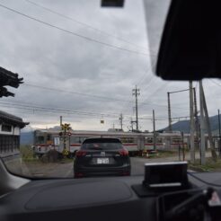 2019-04-29 16;55 下高井郡山ノ内町平穏 長野電鉄 上条駅付近の踏切<br>高崎駅からレンタカーで川原湯温泉・万座・志賀高原を通って上越妙高に泊まり、新潟柏崎から高崎に戻るドライブ