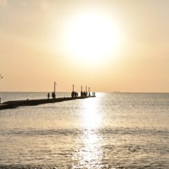 2019-05-19 17;54 南房総市 原岡海水浴場 夕焼けと桟橋と渡る人<br>有楽町で買えいたレンタカーで勝浦から南房総・白浜を回って木更津・アクアライン経由で一周するドライブ