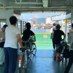 2019-07-07 09;48 尾道 自転車で渡船する人々<br>東海道・山陽新幹線で福山から尾道の旅