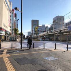 2020-04-18 16;15 川崎駅東口 コロナ感染拡大による緊急事態宣言で不要不急の外出の自粛で人のいない駅前<br>新型コロナウィルス感染拡大を受けて2020年4月7日に緊急事態宣言が発令された