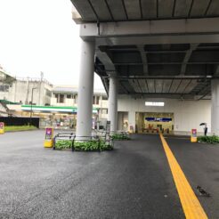 2020-05-16 15;58 雑色駅 コロナ感染拡大での不要普及の外出自粛で人のいない駅前<br>新型コロナウィルス感染拡大を受けて2020年4月7日に緊急事態宣言が発令された