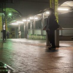 2021-11-09 21;48 茅ヶ崎駅 雨の中を歩くCOTA<br>知り合いのお店に向かう