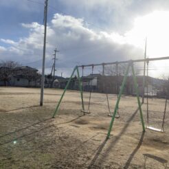 2021-12-26 15;13 糸田町 公園のブランコ<br>クリスマスで盛り上がる福岡県博多・天神・中洲、平成筑豊鉄道や後藤寺線で田川後藤寺・田川伊田、日田彦山線で小倉を巡る旅