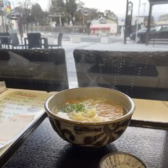 2021-12-26 13;54 田川市 田川伊田駅の中のお店のうどん<br>クリスマスで盛り上がる福岡県博多・天神・中洲、平成筑豊鉄道や後藤寺線で田川後藤寺・田川伊田、日田彦山線で小倉を巡る旅