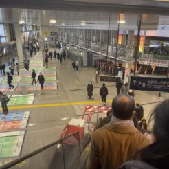 2022-02-07 08;34 品川駅 京急線上りホームを跨線橋から望む<br>出社