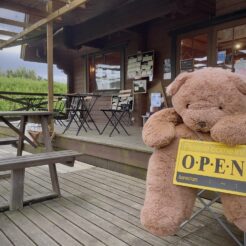 2022-05-15 16;10 市原 高滝 季珈琲 TokiCoffee 入り口のテディ<br>成田を起点に千葉県君津のいちご園や高滝湖を巡る