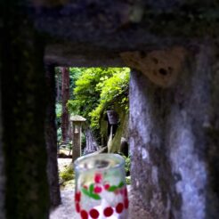 2022-06-25 15;44 山寺 立石寺 灯籠とさくらんぼのカップ<br>仙台駅を拠点に山形県の山寺と宮城県の松島を回る旅