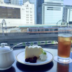 2022-07-02 14;38 東京 丸の内オアゾ カフェ 行き交う電車<br>池袋から神保町・お茶の水と東京を巡る