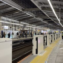 2022-11-27 17;53 本厚木駅 ホームドア設置工事中<br>本厚木へ外出