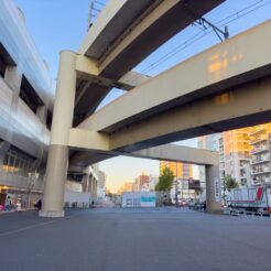 2022-11-06 16;15 京急蒲田 空港線の高架と道路拡幅用用地<br>京急蒲田付近を自転車で巡る