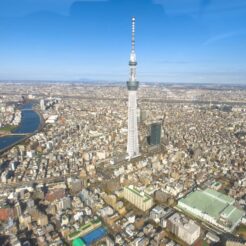 2023-02-05 14;06 押上付近 東京スカイツリー ヘリコプターから<br>新木場で集合し木材・合板博物館を見てから東京ヘリポートより東京上空をヘリコプターで遊覧