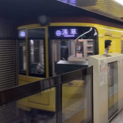 2023-09-02 16;42 三越前 銀座線の車両とホーム<br>六本木サントリー美術館と三越前へ行く