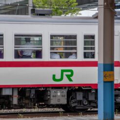 2011-07-16-11-12-32青森駅で談笑中のJR東日本の乗務員<br>東日本大震災の復興支援切符「東日本パス」で青森から秋田を巡る