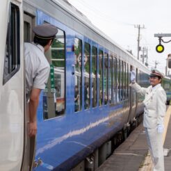 2011-07-17-11-00-44五能線の深浦駅と駅員<br>東日本大震災の復興支援切符「東日本パス」で青森から秋田を巡る