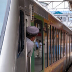 2011-07-16-11-12-05青森駅から発車するリゾートあすなろと車掌<br>東日本大震災の復興支援切符「東日本パス」で青森から秋田を巡る