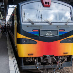 2011-07-17-09-06-15弘前駅に停車中のリゾートしらかみ<br>東日本大震災の復興支援切符「東日本パス」で青森から秋田を巡る