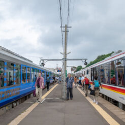 2011-07-17-10-59-49五能線深浦駅のホームでの行き違い<br>東日本大震災の復興支援切符「東日本パス」で青森から秋田を巡る