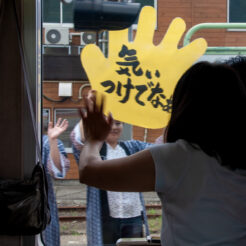 2011-07-17-11-03-35五能線深浦駅で観光列車リゾートしらかみに見送りをする地元の方<br>東日本大震災の復興支援切符「東日本パス」で青森から秋田を巡る