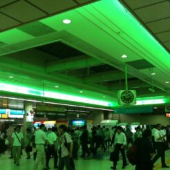 2009-08-21 23-26-36緑色の照明になっていたJR川崎駅<br>緑色になっていたJR川崎駅