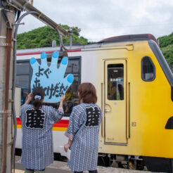 2011-07-17-11-02-03深浦駅でお出迎えと見送りをする地元の方<br>東日本大震災の復興支援切符「東日本パス」で青森から秋田を巡る