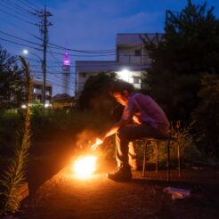 2024-08-13-19;03;36 花の家 迎え火をするCOTAと田無タワー（スカイタワー西東京）<br>花の家でお盆の迎え火をした