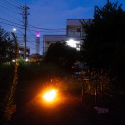 2024-08-13-19;03;18 花の家 迎え火と田無タワー（スカイタワー西東京）<br>花の家でお盆の迎え火をした