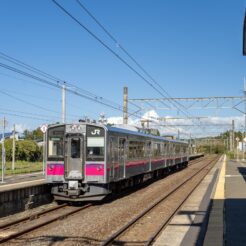 2024-09-29-08;53;03 青森県東津軽郡外ヶ浜町字上蟹田 津軽線蟹田駅ホーム 2番線に停車中の電車<br>平川市の盛美園や弘前城の周辺を巡り、津軽線とわんタク（代行バス区間）で龍飛崎の青函トンネル記念館を巡る